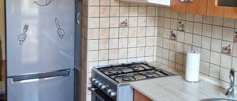 Een koelkast, een oven, een vaatwasser, een koffiezetapparaat/waterkoker