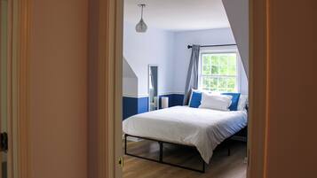 4 bedrooms, iron/ironing board, WiFi, bed sheets