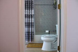 Doccia, asciugamani, sapone, carta igienica