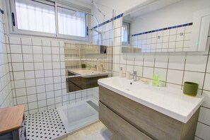 Douche, séchoir à cheveux, serviettes fournies, savon