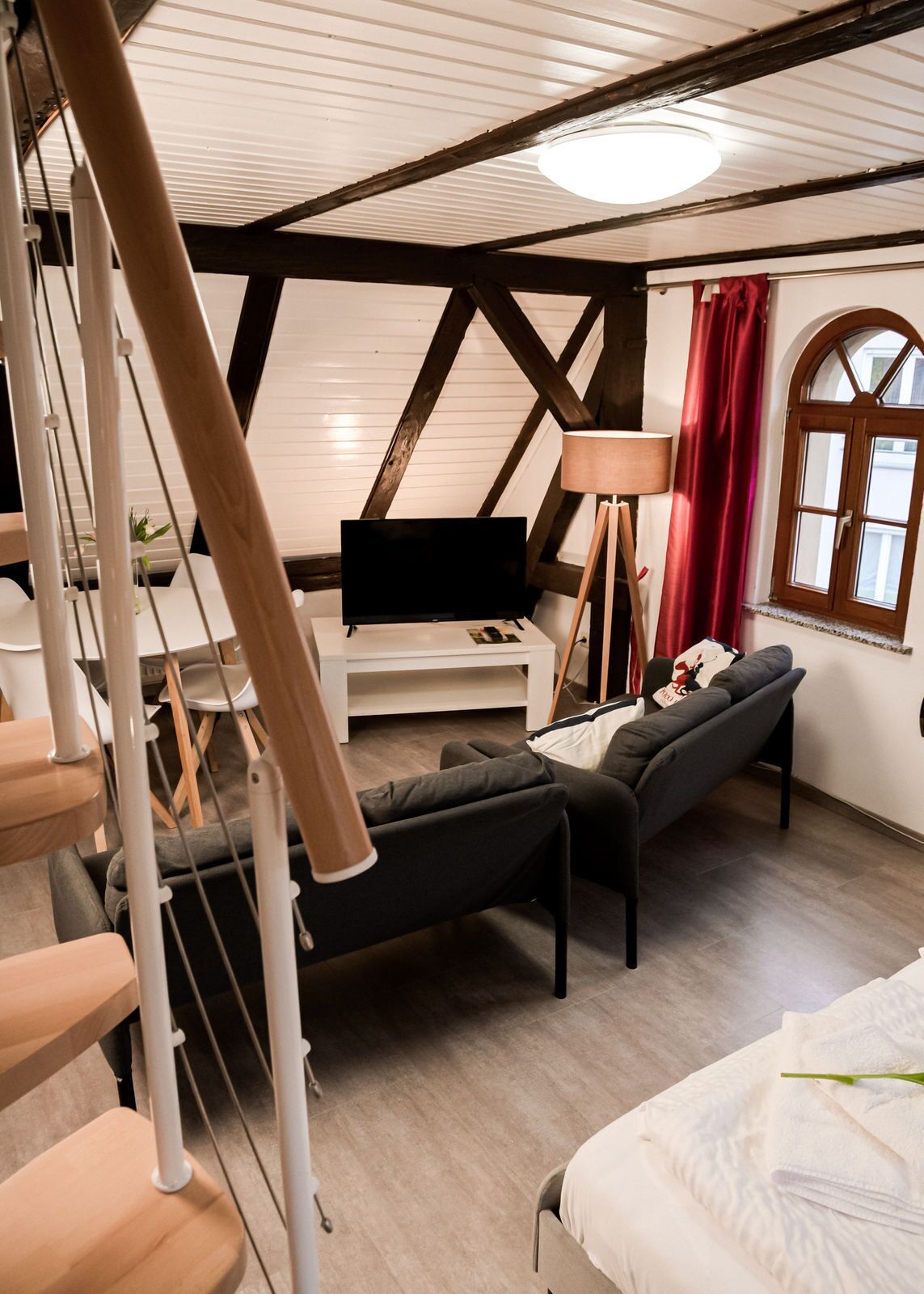 Condo, 2 habitaciones, cocina, vista al patio | Área de sala de estar | Televisión de pantalla plana de 43 pulgadas con canales vía satélite 