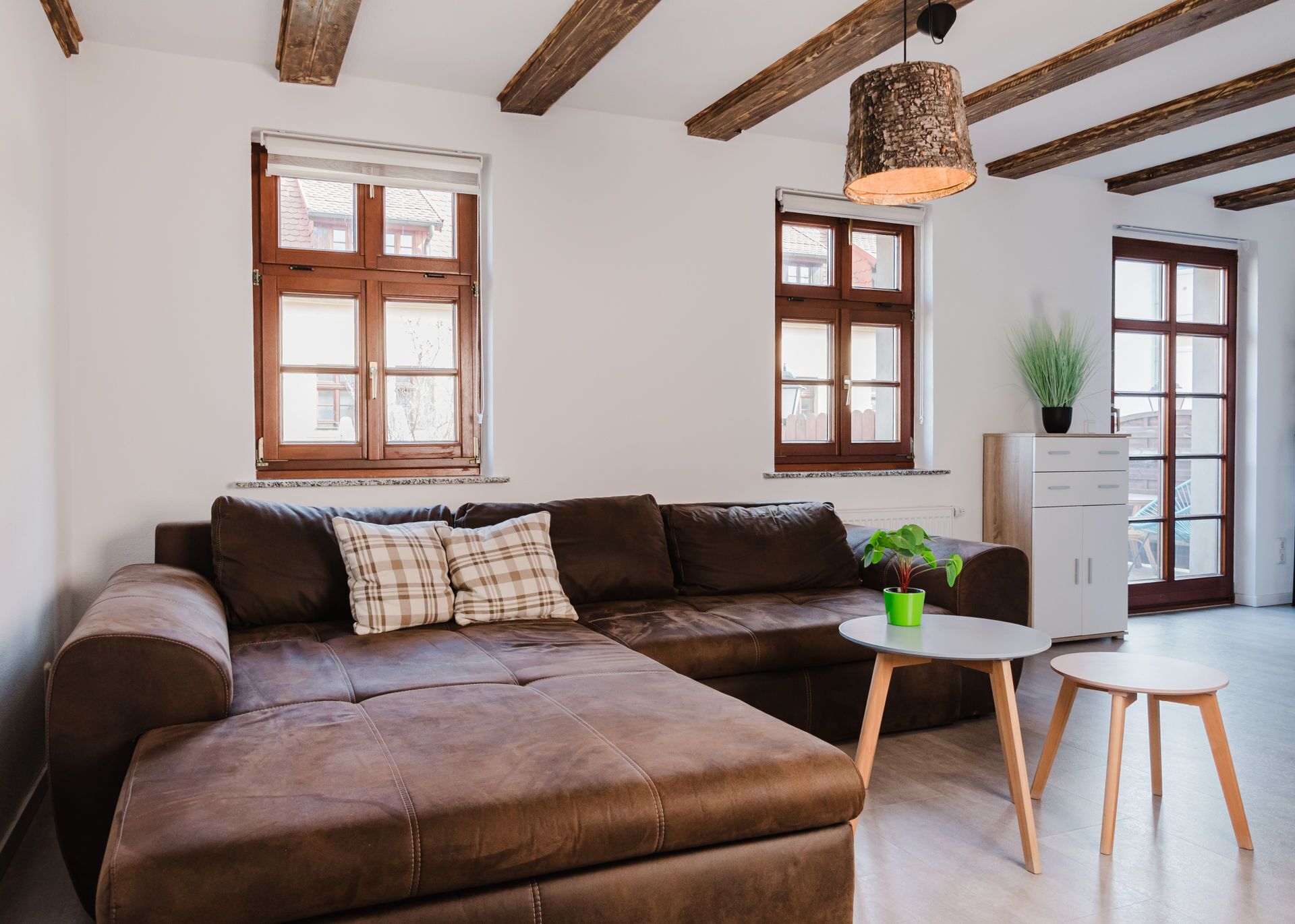 Apartamento, balcón, vistas al patio | Zona de estar | Televisión de pantalla plana de 43 pulgadas con canales por satélite