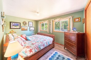 2 quartos, ferros/tábuas de passar roupa, berço de viagem