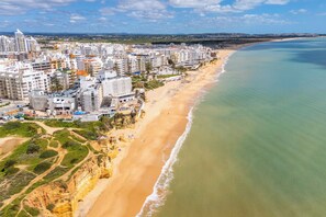 On the beach, sun loungers - Cozy apartment with big terrace, right at the ocean and beach. (Armação de Pêra)