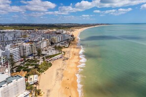 On the beach, sun loungers - Cozy apartment with big terrace, right at the ocean and beach. (Armação de Pêra)