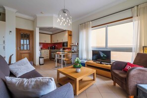 Smart TV, books - Cozy apartment with big terrace, right at the ocean and beach. (Armação de Pêra)
