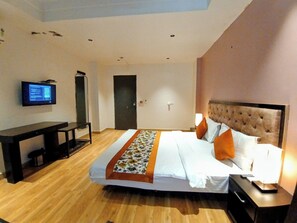Desk, laptop workspace, soundproofing, iron/ironing board - Qotel Comfort Centrum NFC (New Delhi)