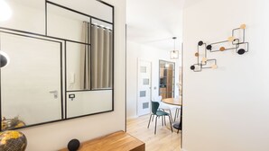 A modern interior with a large mirror, a globe, and a wooden bench. - Heart Holiday in Sorrento (Sorrento)