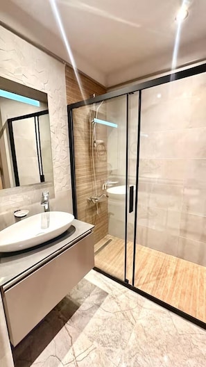 Deluxe Apartment, Courtyard View | Bathroom shower