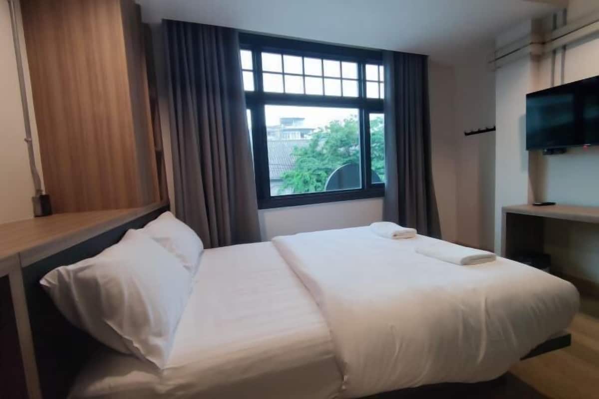 Iron/ironing board, free WiFi, bed sheets