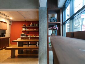 Fridge, microwave, cookware/dishes/utensils - N5 Ratchawong Hostel (Bangkok)