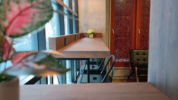 Tủ lạnh, lò vi sóng, dụng cụ nấu nướng/bát dĩa/dao nĩa