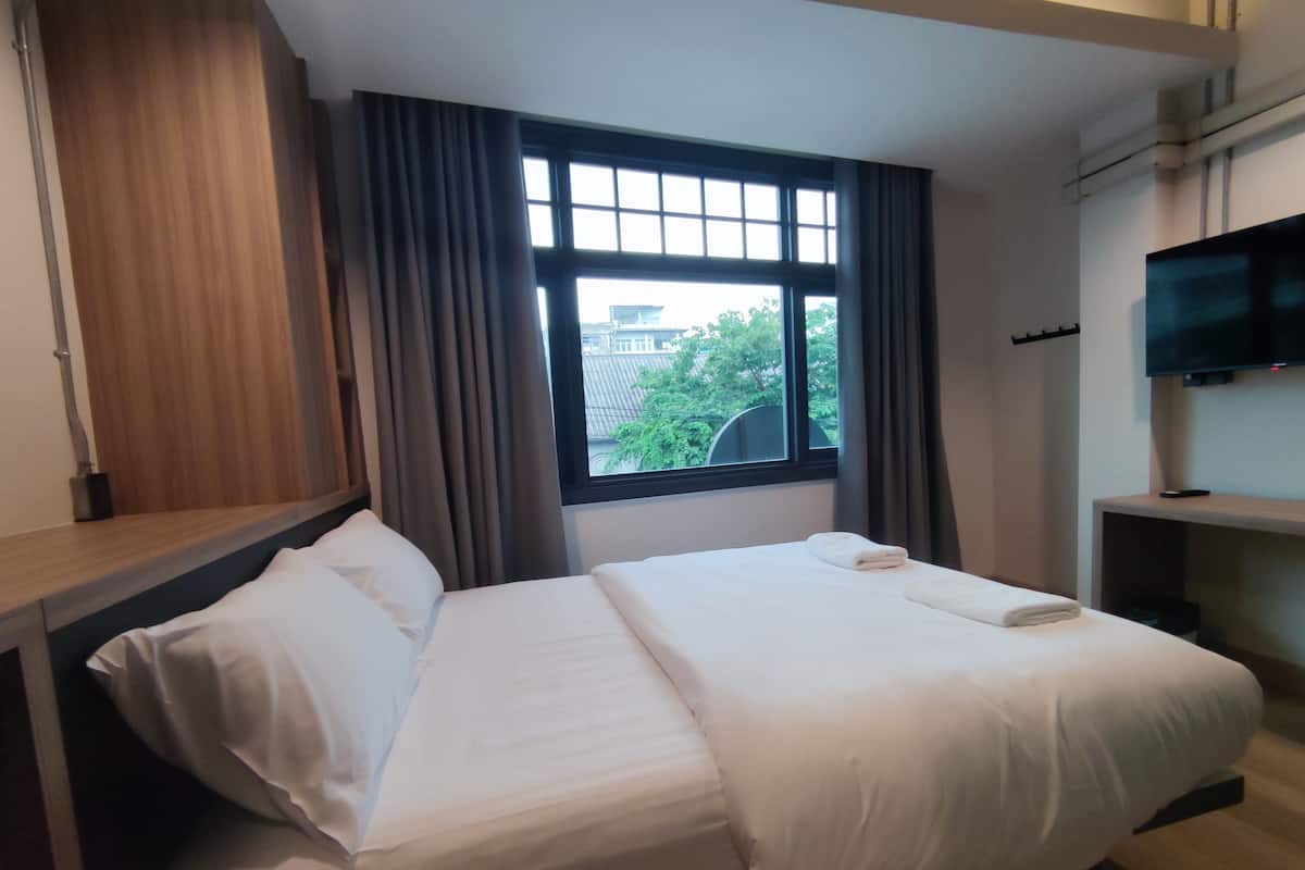 Deluxe Room | Iron/ironing board, free WiFi, bed sheets