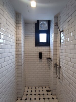 Standard Room | Bathroom - N5 Ratchawong Hostel (Bangkok)