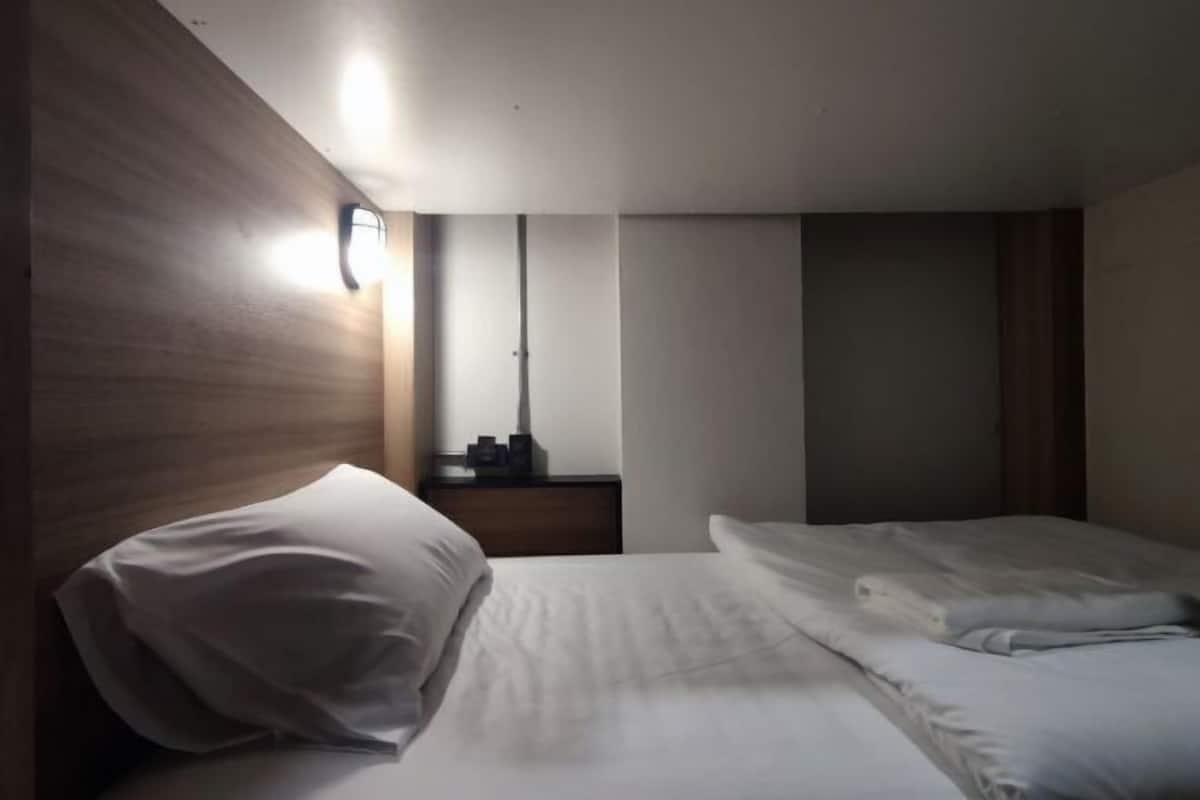 Iron/ironing board, free WiFi, bed sheets