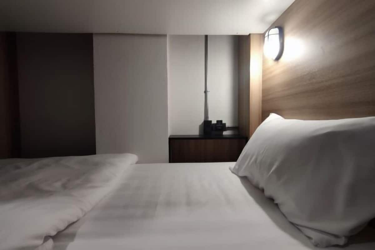 Iron/ironing board, free WiFi, bed sheets