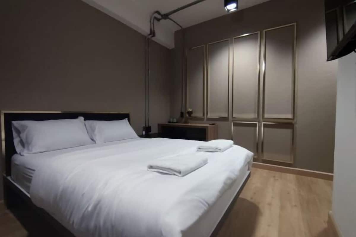 Iron/ironing board, free WiFi, bed sheets