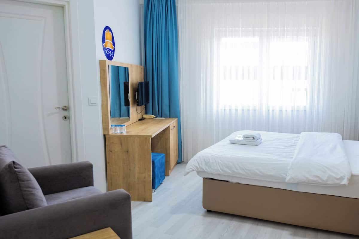Habitación doble Confort de uso individual, balcón, vista parcial al mar | 1 habitación, escritorio y espacio para trabajar con laptop
