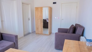 Desk, laptop workspace, WiFi (free) - Yalı Otel (Biga)