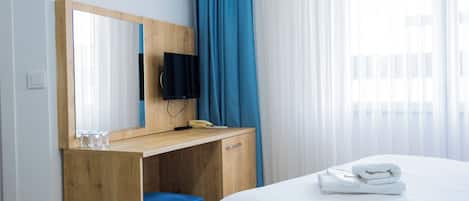 Escritorio, espacio para trabajar con laptop y wifi gratis