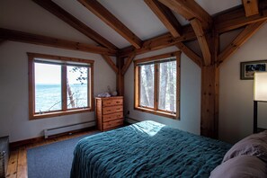 3 室のベッドルーム、WiFi (無料)、ベッドシーツ