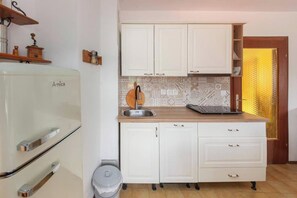 Estudio estándar (Fairy-Tale Tiny House From 17th) | Cocina privada | Refrigerador, parrilla de estufa, cafetera y tetera y tetera eléctrica 