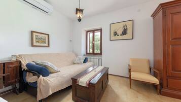 Standard Studio (Fairy-Tale Tiny House From 17th) | Living area