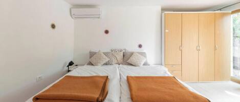 واي فاي مجانًا وملاءات أسرّة