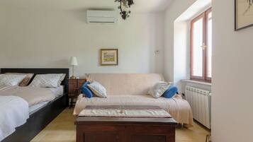 Standard Studio (Fairy-Tale Tiny House From 17th) | Free WiFi, bed sheets