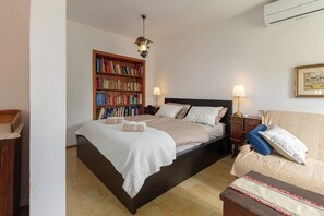 Free WiFi, bed sheets - Fairy-tale Tiny House From 17th Century (Koper)