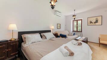 Standard Studio (Fairy-Tale Tiny House From 17th) | Free WiFi, bed sheets