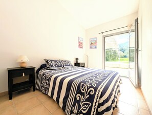 3 bedrooms, travel crib, WiFi, bed sheets