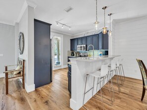 Cafetera o tetera, tostadora y mesa de comedor