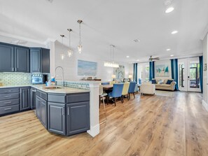 Cafetera o tetera, tostadora y mesa de comedor