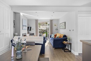 Televisio, takka, kirjoja