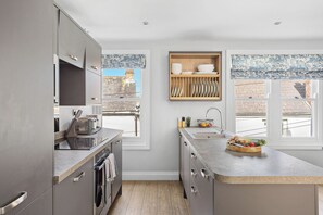 Jääkaappi, mikroaaltouuni, uuni, astianpesukone