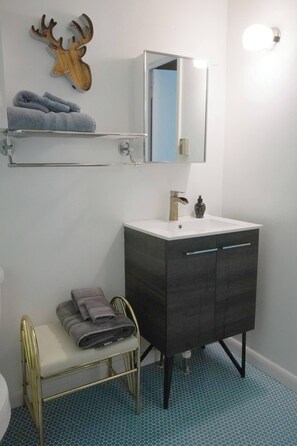 Secadora de cabello, toallas, papel de baño 