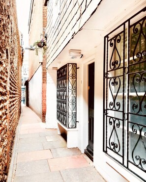 Exterior - Looking Glass Cottage (Brighton)