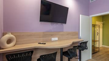 Familienapartment | Schreibtisch, laptopgeeigneter Arbeitsplatz, Verdunkelungsvorhänge