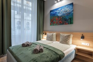 Superior Studio | Meja, ruang kerja komputer riba, langsir/tirai gelap terus, kalis bunyi 