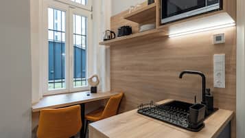 Standard-studiolejlighed | Privat køkken | Minikøleskab, mikrobølgeovn, kogeplade, køkkentøj/tallerkener/redskaber