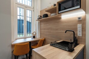 Standard Studio | Dapur peribadi | Peti sejuk mini, ketuhar gelombang mikro, dapur 