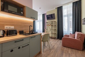 Deluxe Apartment | Private kitchen | Mini-fridge, microwave, stovetop, cookware/dishes/utensils