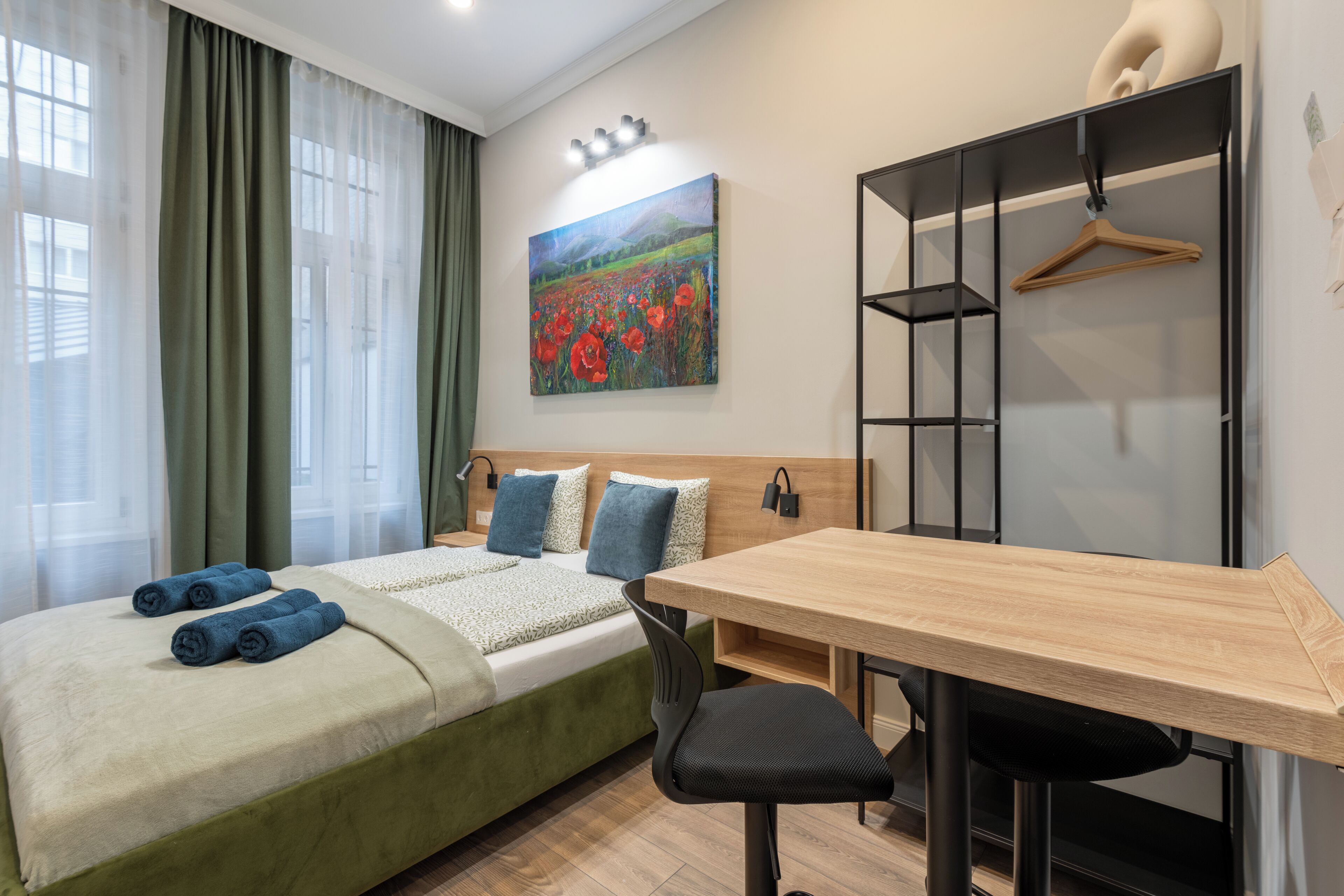 Studio Standard | Skrivbord, arbetsyta för laptop, mörkläggningsgardiner och ljudisolering