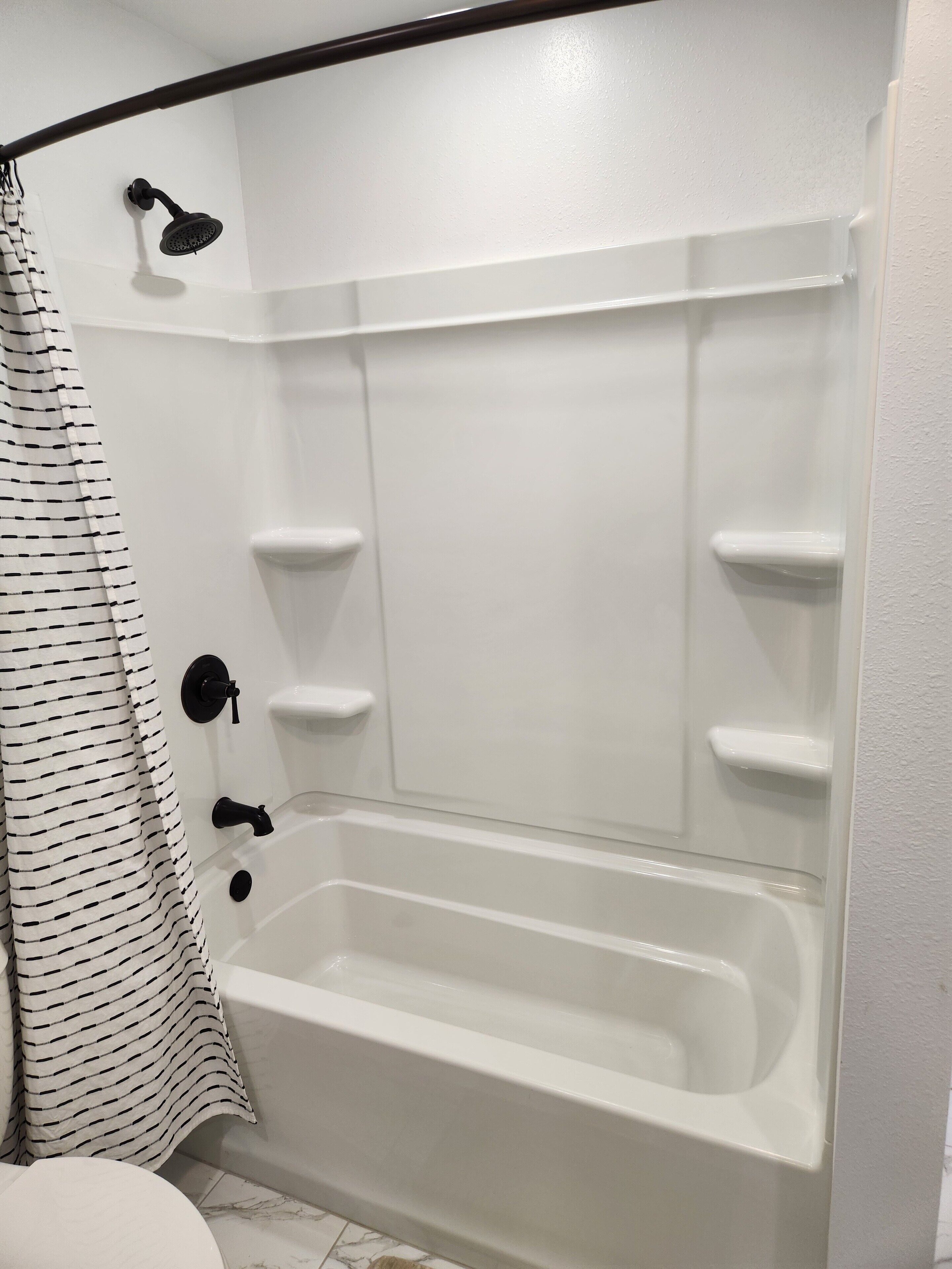 Sèche-cheveux, serviettes fournies, savon, shampoing