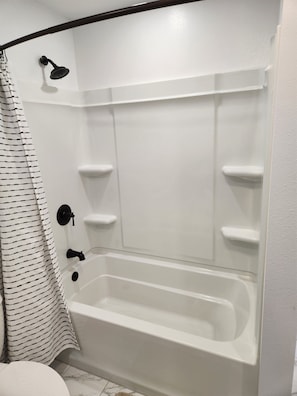 Hårtork, handdukar, tvål och schampo