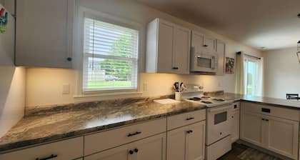 Charming 2-bedroom NEW house with WiFi, AC Pella/Knoxville near Lake Red Rock