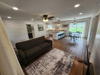 Charming 2-bedroom NEW house with WiFi, AC Pella/Knoxville near Lake Red Rock