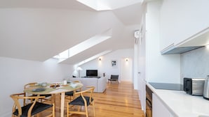 Standard Apartment, Balcony, City View | Ruang makan