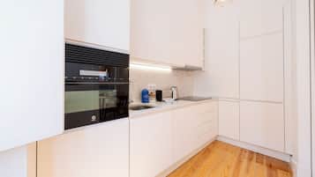 Full-sized fridge, microwave, oven, stovetop
